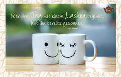 Tee-Postkarte - Wer den Tag mit einem Lachen beginnt....